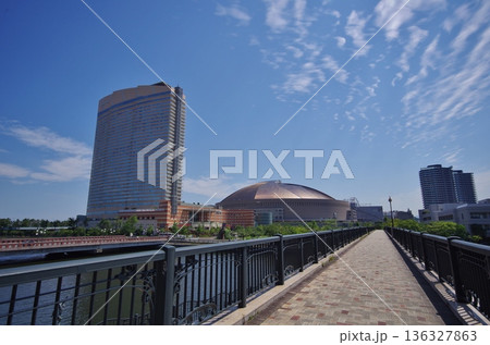 ふれあい橋よりドームとヒルトン福岡シーホーク 136327863
