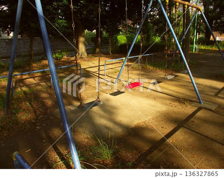 秋の朝の公園の誰もいないブランコ風景 秋の朝の公園の誰もいないブランコ風景 136327865