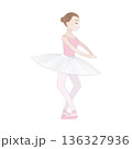 可愛いバレリーナのイラスト_ヴァリエーションのリハーサル_ポアント_チュチュ 136327936