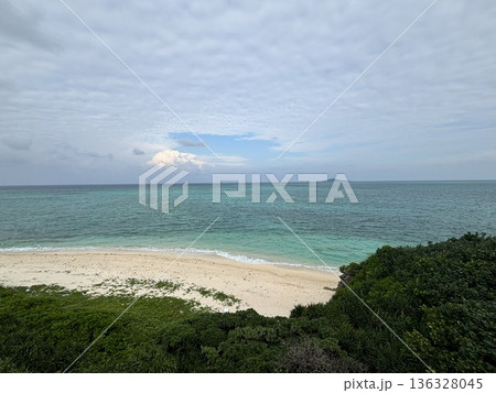 宮古島の美しい海・エメラルドグリーンの水面と白い砂浜の絶景 136328045