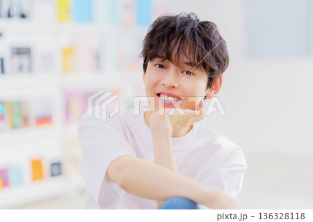 若い男性のポートレート 若い男性のポートレート 136328118