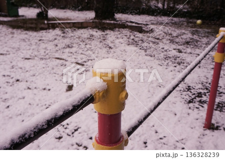 雪が積もった鉄棒 雪が積もった鉄棒 136328239