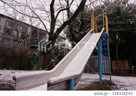 雪が積もった滑り台 雪が積もった滑り台 136328243