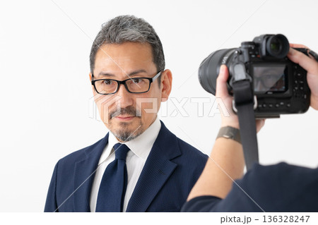 カメラで撮影されるビジネスマン カメラで撮影されるビジネスマン 136328247