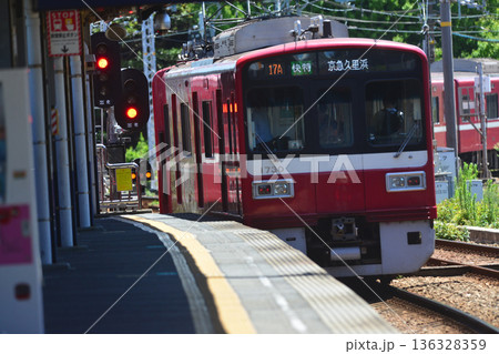 2020年8月8日、神奈川県横浜市。おなじみの京急線の電車がホームを猛スピードで通過する。 136328359