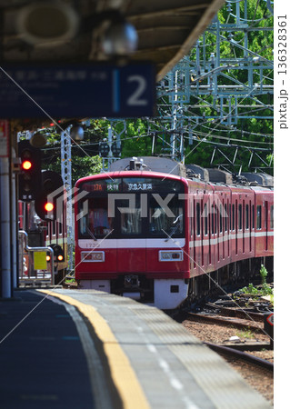 2020年8月8日、神奈川県横浜市。おなじみの京急線の電車がホームを猛スピードで通過する。 136328361
