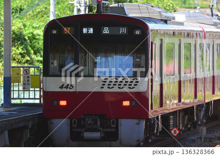 2020年8月8日、神奈川県横浜市。おなじみの京急線の電車がホームを猛スピードで通過する。 136328366