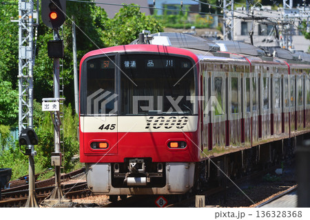 2020年8月8日、神奈川県横浜市。おなじみの京急線の電車がホームを猛スピードで通過する。 136328368