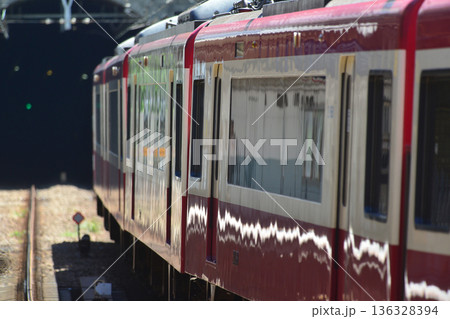 2020年8月8日、神奈川県横浜市。おなじみの京急線の電車がホームを猛スピードで通過する。 136328394