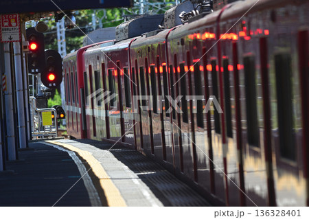 2020年8月8日、神奈川県横浜市。おなじみの京急線の電車がホームを猛スピードで通過する。 136328401