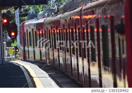 2020年8月8日、神奈川県横浜市。おなじみの京急線の電車がホームを猛スピードで通過する。 2020年8月8日、神奈川県横浜市。おなじみの京急線の電車がホームを猛スピードで通過する。 136328402