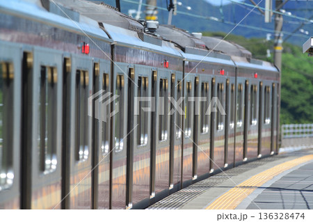 2020年8月8日、神奈川県横浜市。おなじみの京急線の電車がホームを猛スピードで通過する。 136328474