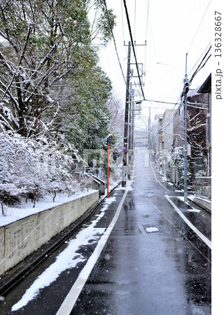 東京都渋谷区 代々木上原駅周辺 小雪の舞う閑静な高級住宅街 東京都渋谷区 代々木上原駅周辺 小雪の舞う閑静な高級住宅街 136328667