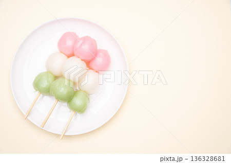 三色の団子状菓子を白い皿で撮影 136328681