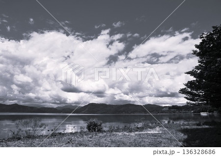 秋田県にある日本一深い湖として知られる田沢湖のモノクロ写真 静寂な湖畔の風景 秋田県にある日本一深い湖として知られる田沢湖のモノクロ写真 静寂な湖畔の風景 136328686
