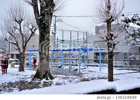 東京都渋谷区　代々木上原駅周辺 小雪の舞う閑静な高級住宅街 136328689