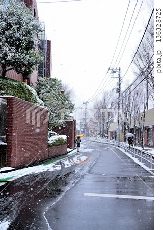 東京都渋谷区　代々木上原駅周辺 小雪の舞う閑静な高級住宅街 136328725
