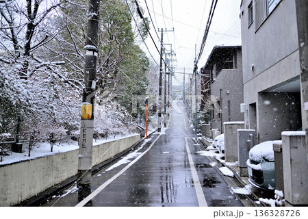 東京都渋谷区　代々木上原駅周辺 小雪の舞う閑静な高級住宅街 136328726