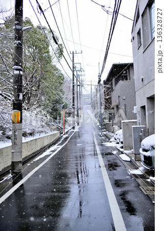 東京都渋谷区　代々木上原駅周辺 小雪の舞う閑静な高級住宅街 136328727