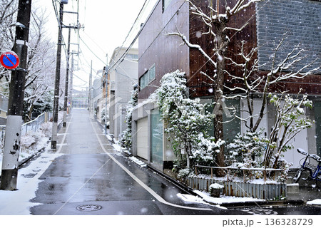 東京都渋谷区　代々木上原駅周辺 小雪の舞う閑静な高級住宅街 136328729