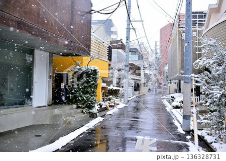 東京都渋谷区　代々木上原駅周辺 小雪の舞う閑静な高級住宅街 136328731