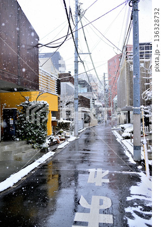 東京都渋谷区　代々木上原駅周辺 小雪の舞う閑静な高級住宅街 136328732