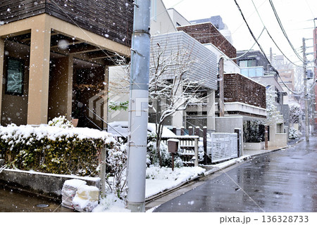 東京都渋谷区　代々木上原駅周辺 小雪の舞う閑静な高級住宅街 136328733