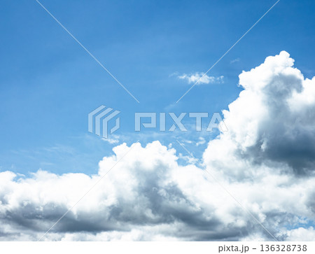 テキストスペースのある青空と雲のシンプルな風景 テキストスペースのある青空と雲のシンプルな風景 136328738
