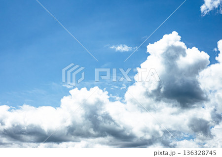テキストスペースのある青空と雲のシンプルな風景 テキストスペースのある青空と雲のシンプルな風景 136328745