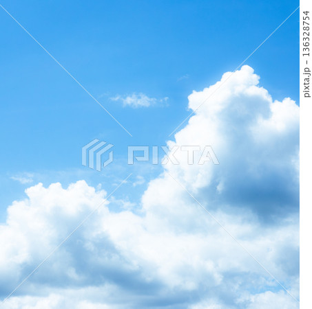 テキストスペースのある青空と雲のシンプルな風景 テキストスペースのある青空と雲のシンプルな風景 136328754