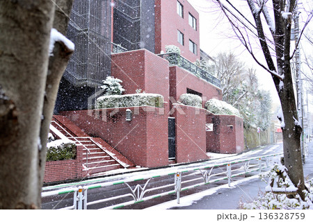 東京都渋谷区　代々木上原駅周辺 小雪の舞う閑静な高級住宅街 136328759