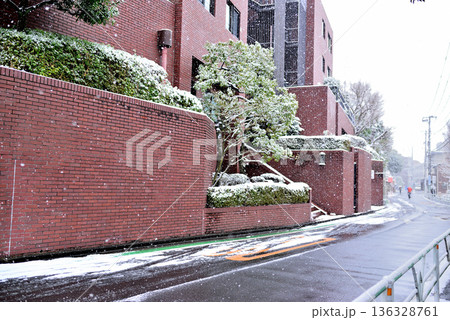 東京都渋谷区 代々木上原駅周辺 小雪の舞う閑静な高級住宅街 東京都渋谷区 代々木上原駅周辺 小雪の舞う閑静な高級住宅街 136328761
