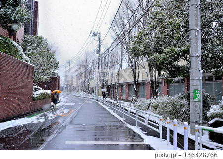東京都渋谷区 代々木上原駅周辺 小雪の舞う閑静な高級住宅街 東京都渋谷区 代々木上原駅周辺 小雪の舞う閑静な高級住宅街 136328766