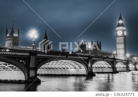 ロンドン　夜のテムズ川とウェストミンスター宮殿　モノクロ 136328775