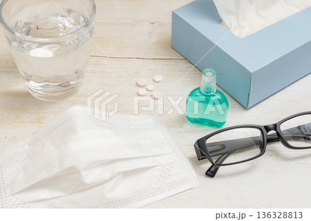 花粉症｜マスク、眼鏡、薬、ティッシュ 136328813