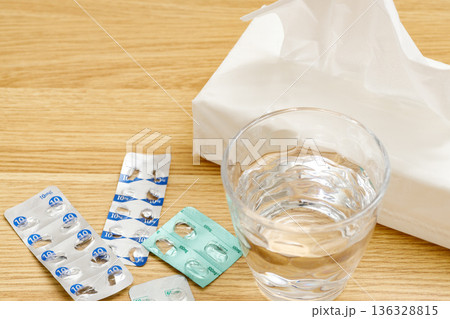 薬の包装と水が入ったグラスとティッシュ 薬の包装と水が入ったグラスとティッシュ 136328815