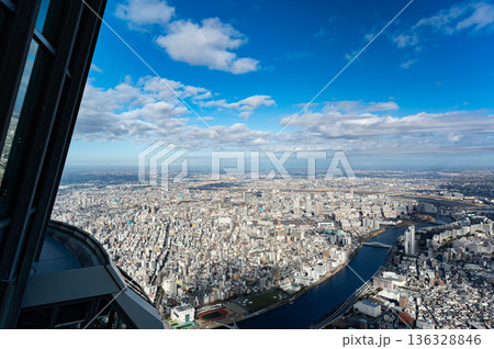 東京スカイツリーの展望台から地平線を眺める　東京都墨田区押上 136328846