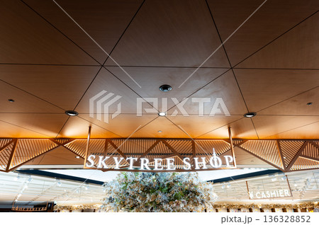 SKYTREE SHOPでお土産を買う　東京スカイツリー展望台　東京都墨田区押上 136328852