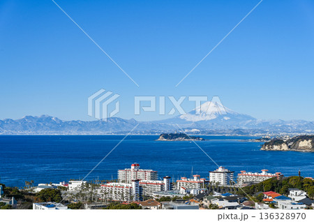 逗子からの富士山と江ノ島 136328970