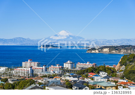 逗子からの富士山と江ノ島 136328993
