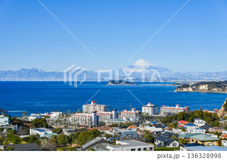 逗子からの富士山と江ノ島 136328998