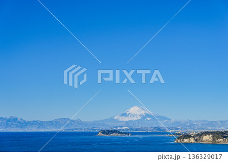 逗子からの富士山と江ノ島 136329017
