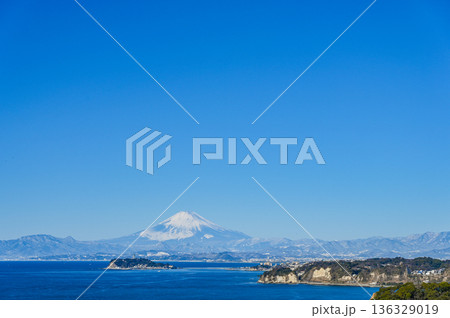 逗子からの富士山と江ノ島 136329019