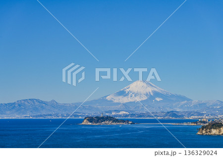 逗子からの富士山と江ノ島 136329024