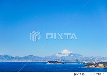 逗子からの富士山と江ノ島 136329033