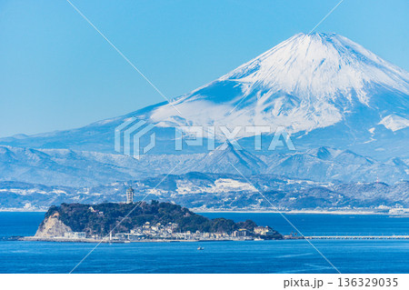 逗子からの富士山と江ノ島 136329035