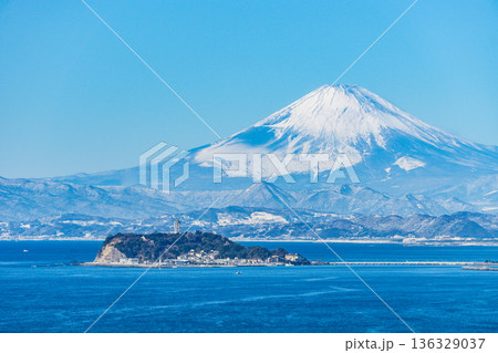 逗子からの富士山と江ノ島 136329037