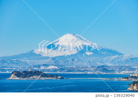 逗子からの富士山と江ノ島 136329040