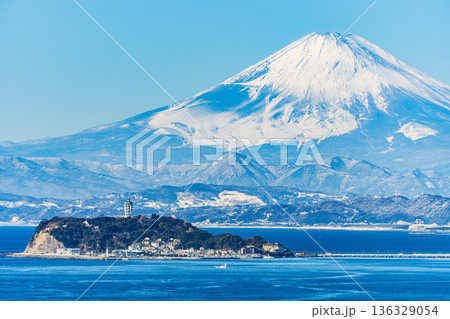 逗子からの富士山と江ノ島 逗子からの富士山と江ノ島 136329054