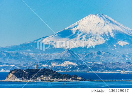 逗子からの富士山と江ノ島 136329057